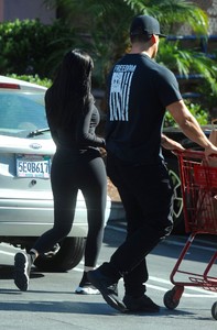 kylie-jenner-in-skin-tight-gym-wear-goes-grocery-shopping-in-la-08-28-2017-4.jpg