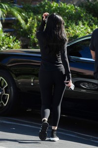 kylie-jenner-in-skin-tight-gym-wear-goes-grocery-shopping-in-la-08-28-2017-6.jpg