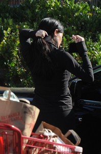 kylie-jenner-in-skin-tight-gym-wear-goes-grocery-shopping-in-la-08-28-2017-7.jpg