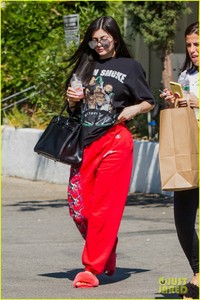kylie-jenner-opens-up-about-feeling-like-an-outcast-in-preview-01.jpg