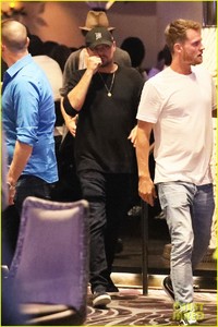 leonardo-dicaprio-hangs-out-in-vegas-before-the-big-fight-03.jpg