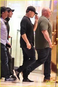 leonardo-dicaprio-hangs-out-in-vegas-before-the-big-fight-05.jpg