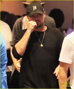 leonardo-dicaprio-hangs-out-in-vegas-before-the-big-fight-08.jpg