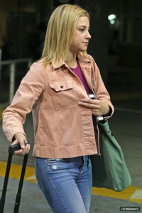 lili-reinhart-at-vancouver-airport-002.jpg