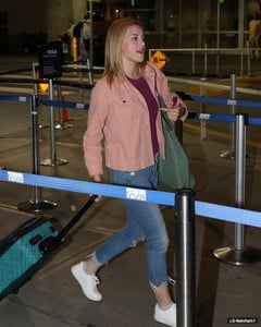 lili-reinhart-at-vancouver-airport-016.jpg