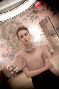 lily-collins-hair.thumb.jpg.e47e2a23e14114508e34886a9b9dd187.jpg