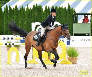 mary-kate-olsen-hampton-classic-horseshow-02.jpg