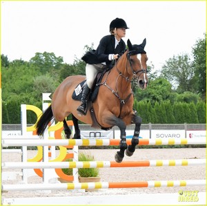 mary-kate-olsen-hampton-classic-horseshow-04.jpg