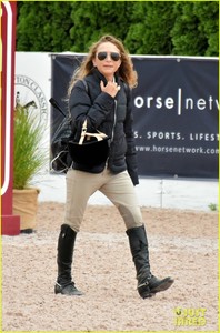 mary-kate-olsen-hampton-classic-horseshow-05.jpg