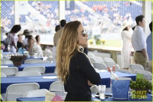 mary-kate-olsen-hampton-classic-horseshow-06.jpg