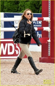 mary-kate-olsen-hampton-classic-horseshow-09.jpg