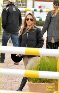 mary-kate-olsen-hampton-classic-horseshow-10.jpg