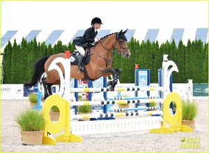 mary-kate-olsen-hampton-classic-horseshow-11.jpg