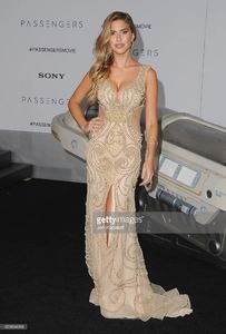 model-kara-del-toro-arrives-at-the-los-angeles-premiere-passengers-at-picture-id629894266.jpg