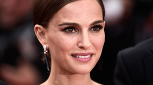 natalie-portman-red-carpet-today-tease-1-151218_e527630f30e8d763f503e45dddc5f850.thumb.jpg.81f7a0c9f7af57b99c2690f1f59cd027.jpg