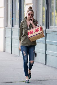 olivia-palermo-urban-street-style-out-in-brooklyn-new-york-08-26-2017-4.jpg