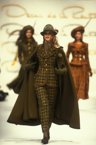 oscar-de-la-renta-fw-1992-1.thumb.jpg.019eb82acab5550d7f88995a0b6c1b6d.jpg