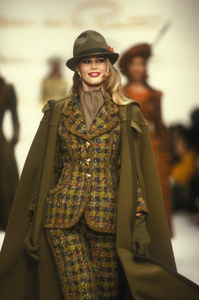 oscar-de-la-renta-fw-1992-2.thumb.jpg.5d98e31b98a6f080f1f1969af11ca974.jpg