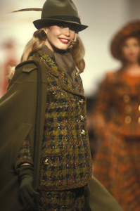 oscar-de-la-renta-fw-1992-3.thumb.jpg.54891b8cd14959f971dc37997186776c.jpg