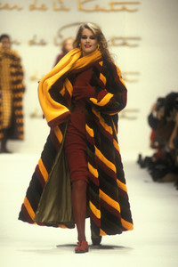 oscar-de-la-renta-fw-1992-4.thumb.jpg.059341880c51cc34a0a41ebdd8c2646c.jpg