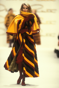 oscar-de-la-renta-fw-1992-5.thumb.jpg.8d00e06522db5aaea06923d85d2e27da.jpg