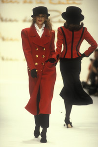 oscar-de-la-renta-fw-1992-6.thumb.jpg.0131a6a64a16eb8e83d81ab44b7d14dd.jpg