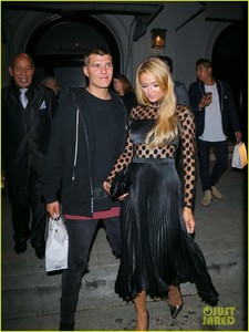 paris-hilton-dinner-chris-zylka-07.jpg