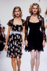 rebecca-romijn-lolita-lempicka-ss-1995-2.thumb.JPEG.55b2d78f1fd83459c50965a82d48d776.JPEG