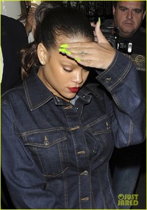 rihanna-rocks-denim-on-denim-for-dinner-in-london-02.jpg