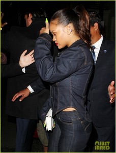 rihanna-rocks-denim-on-denim-for-dinner-in-london-06.jpg