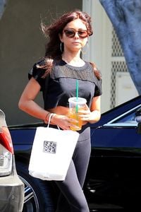 sarah-hyland-in-leggings-leaves-nine-zero-one-hair-salon-in-west-hollywood-july-31-2017-1.jpg