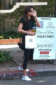 sarah-hyland-in-leggings-leaves-nine-zero-one-hair-salon-in-west-hollywood-july-31-2017-7.jpg