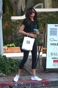 sarah-hyland-in-leggings-leaves-nine-zero-one-hair-salon-in-west-hollywood-july-31-2017-8.jpg