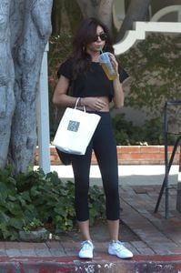 sarah-hyland-in-leggings-leaves-nine-zero-one-hair-salon-in-west-hollywood-july-31-2017-9.jpg