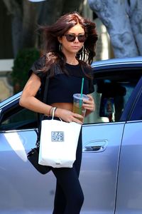 sarah-hyland-in-leggings-leaves-nine-zero-one-hair-salon-in-west-hollywood-july-31-2017.jpg