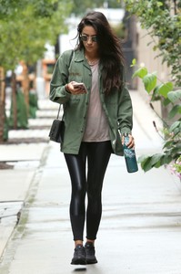 shay-mitchell-out-in-nyc-81817-5.thumb.jpg.6fe7aeaeedbf451b15343d0387515ef5.jpg