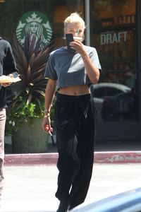 sofia-richie-street-style-beverly-hills-08-20-2017-3.jpg