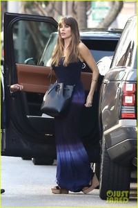 sofia-vergara-enjoys-a-day-of-shopping-in-beverly-hills-03.jpg