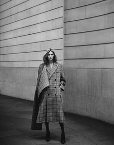 the-edit-august-2017-anja-rubik-by-boo-george-04.thumb.jpeg.2c6673e94867a7cf9649d4082223e3f4.jpeg