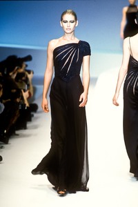 valentino-fw-1996-11.thumb.jpg.b4bc1f7e30a200c0380bcf23821e6753.jpg