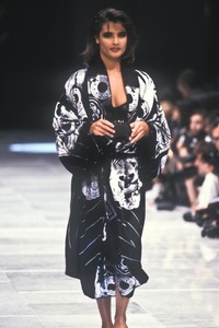 versace-fw-1989-1.thumb.JPEG.185aeb7b66b701e5919d64738904a3ae.JPEG