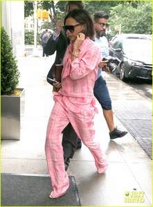 victoria-beckham-pink-street-02.jpg