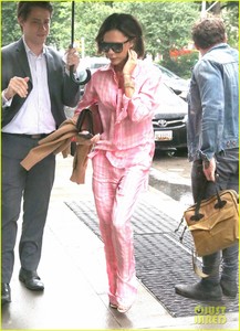 victoria-beckham-pink-street-04.jpg