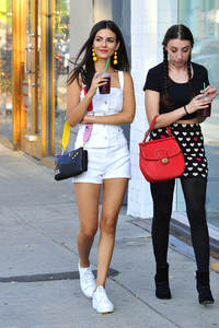 victoria-justice-shopping-in-la-72017-1.thumb.jpg.41eed417a1716b65c60b775a8f460b2c.jpg