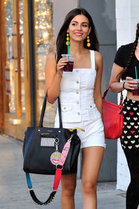 victoria-justice-shopping-in-la-72017.thumb.jpg.81ac00c7046f7261ee9412bbca8efe76.jpg