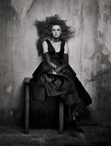 vogue-italia-september-2017-couture-supplement-rianne-van-rompaey-natalie-westling-by-peter-lindbergh-00.thumb.jpg.043dcfa5aede66e4201ce7325b3a2810.jpg