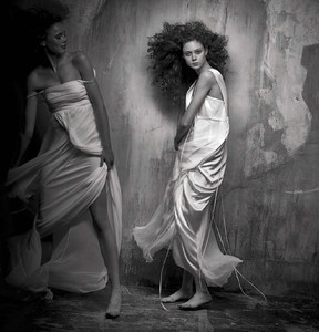 vogue-italia-september-2017-couture-supplement-rianne-van-rompaey-natalie-westling-by-peter-lindbergh-09.thumb.jpg.002e4b698215e1919d1bf05d58b73df7.jpg
