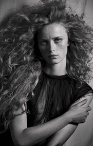vogue-italia-september-2017-couture-supplement-rianne-van-rompaey-natalie-westling-by-peter-lindbergh-11.thumb.jpg.2a47fe7ccad9667fcff5a4bd13329520.jpg