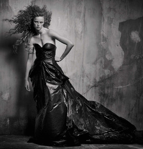 vogue-italia-september-2017-couture-supplement-rianne-van-rompaey-natalie-westling-by-peter-lindbergh-16.thumb.jpg.5dcab0735c3ef7f71764623aec1206ce.jpg