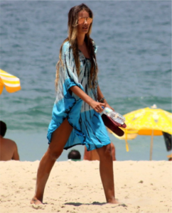 yasmin-brunet-moda-praia-620x768.png